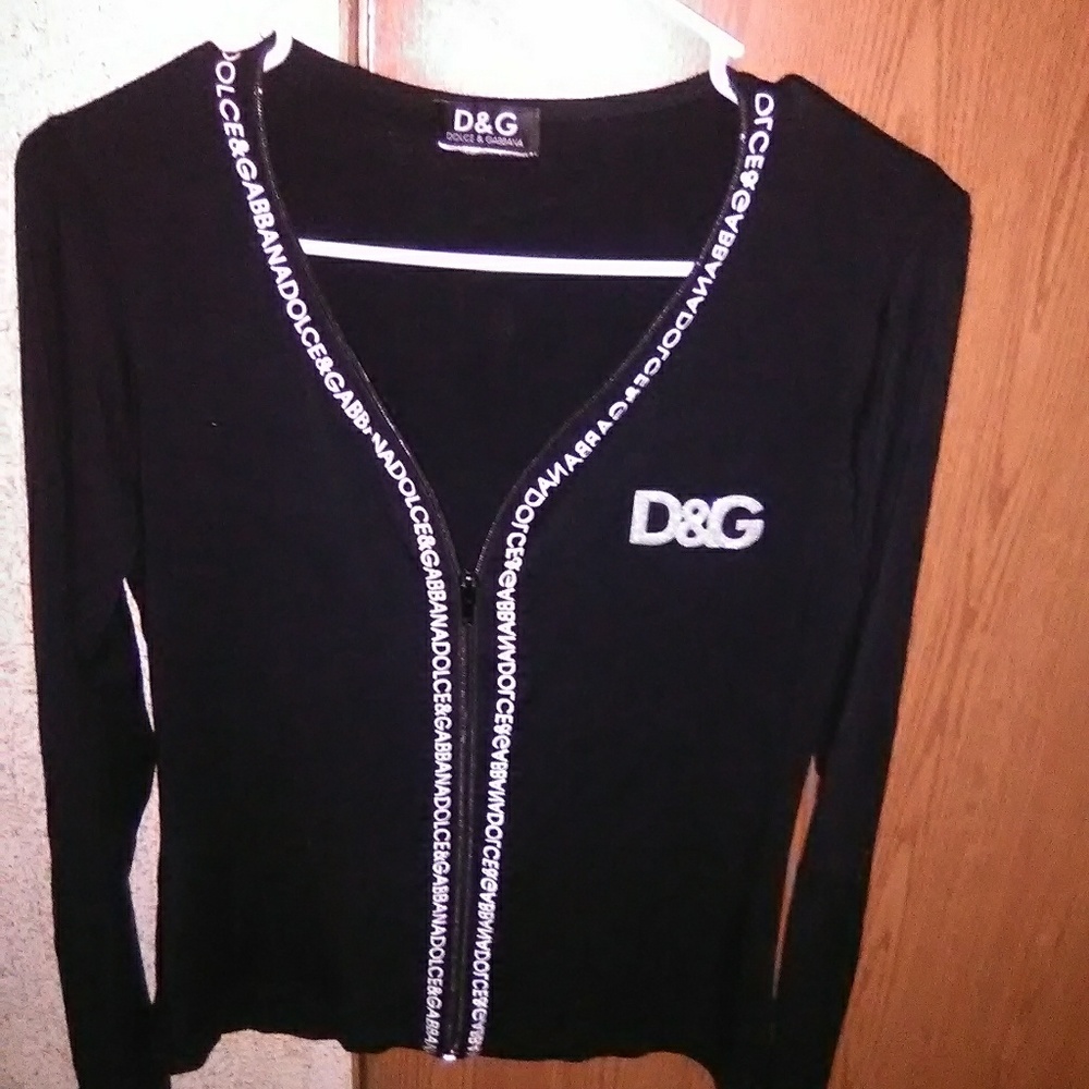 Long sleeve v neck button up shirt